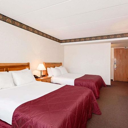 Ramada By Wyndham Pinewood Park Resort North Bay Exteriér fotografie