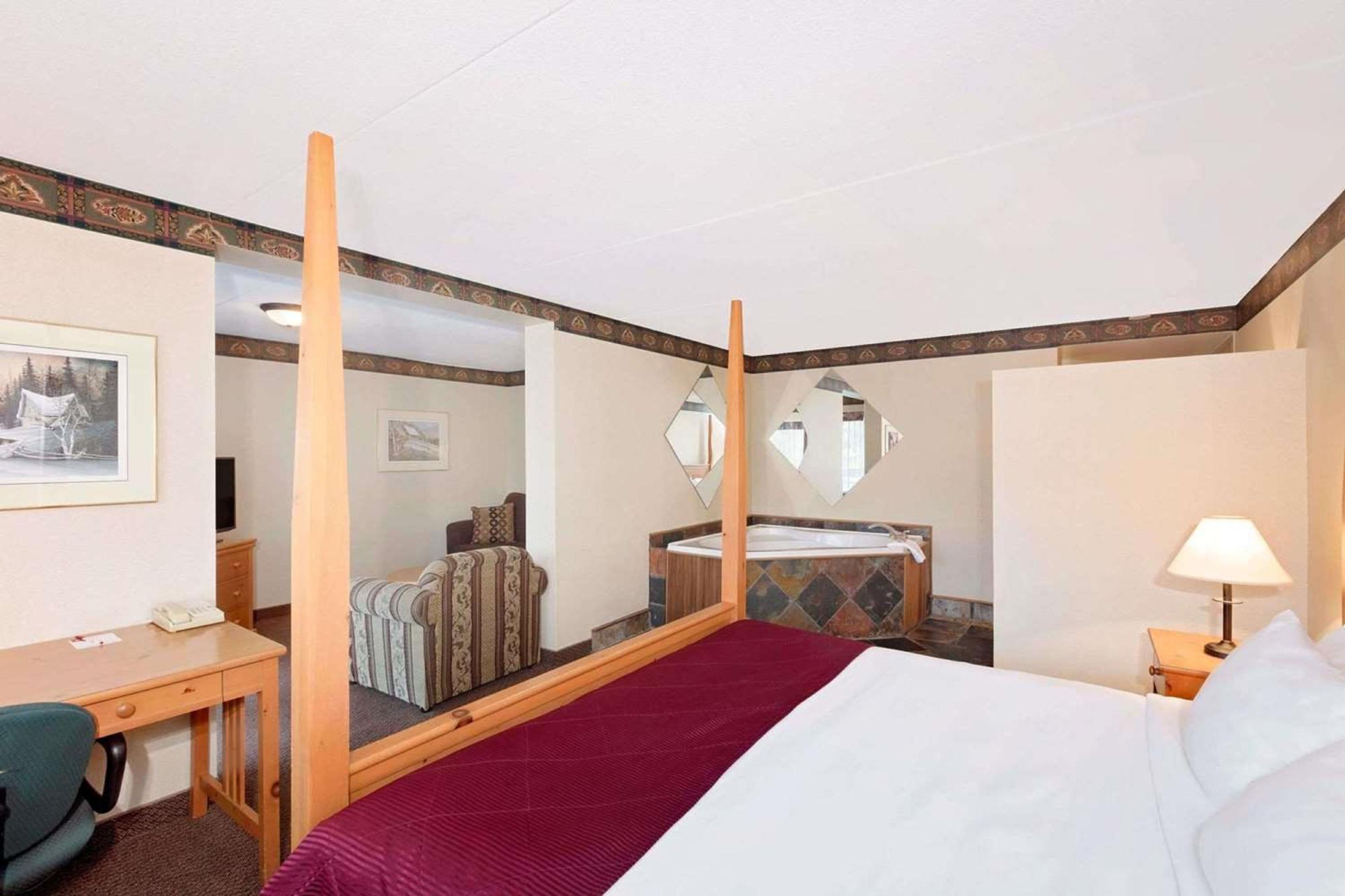 Ramada By Wyndham Pinewood Park Resort North Bay Exteriér fotografie