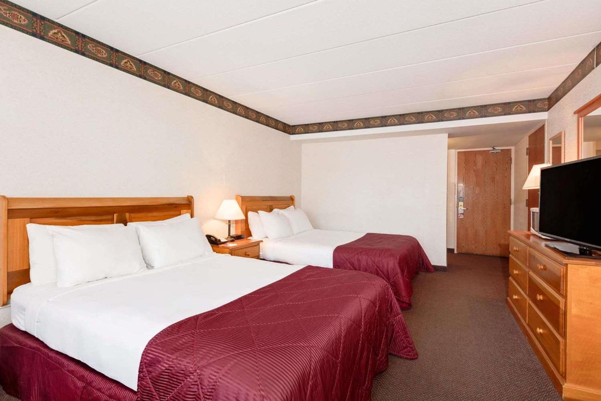 Ramada By Wyndham Pinewood Park Resort North Bay Exteriér fotografie