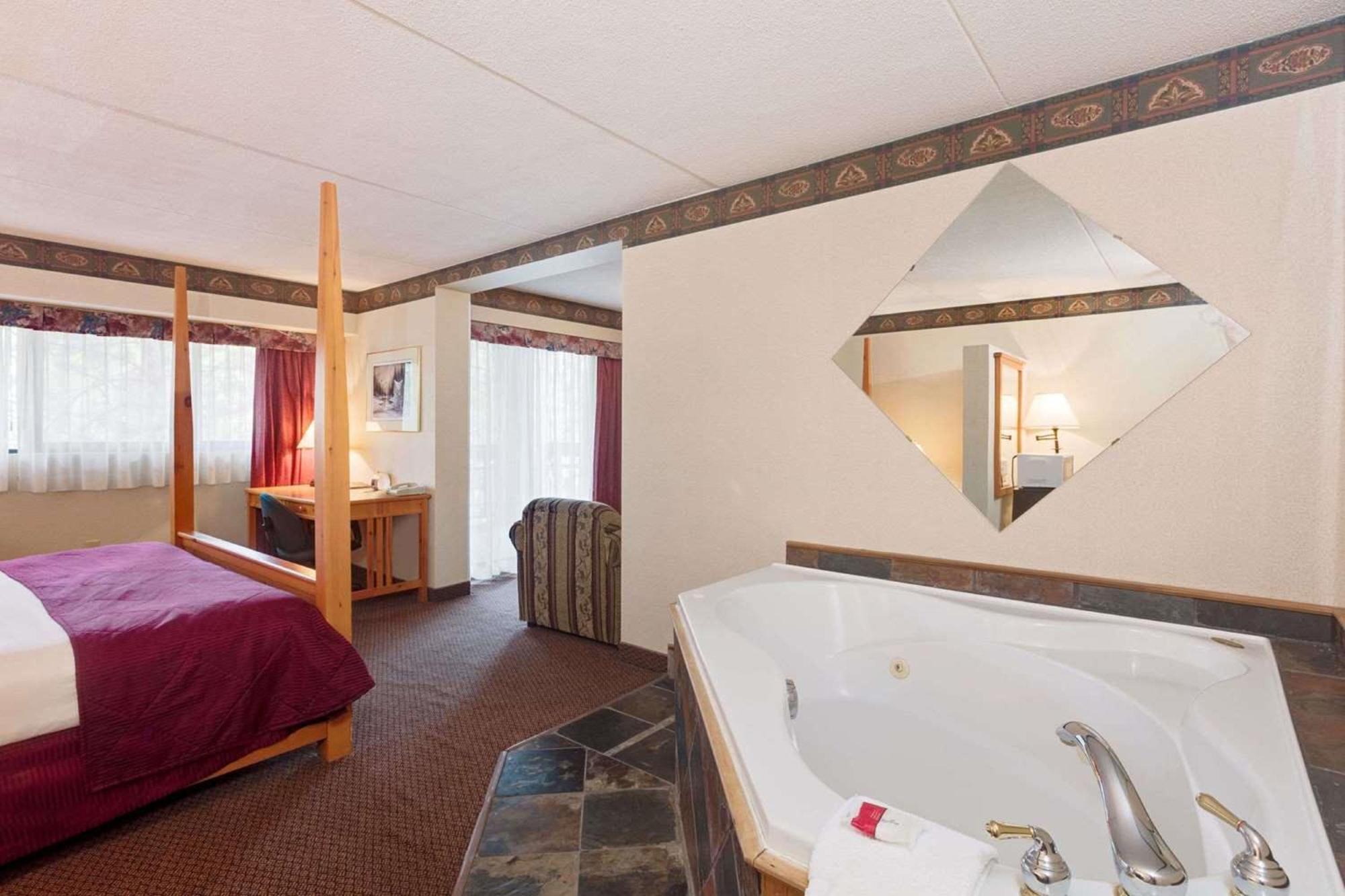 Ramada By Wyndham Pinewood Park Resort North Bay Exteriér fotografie