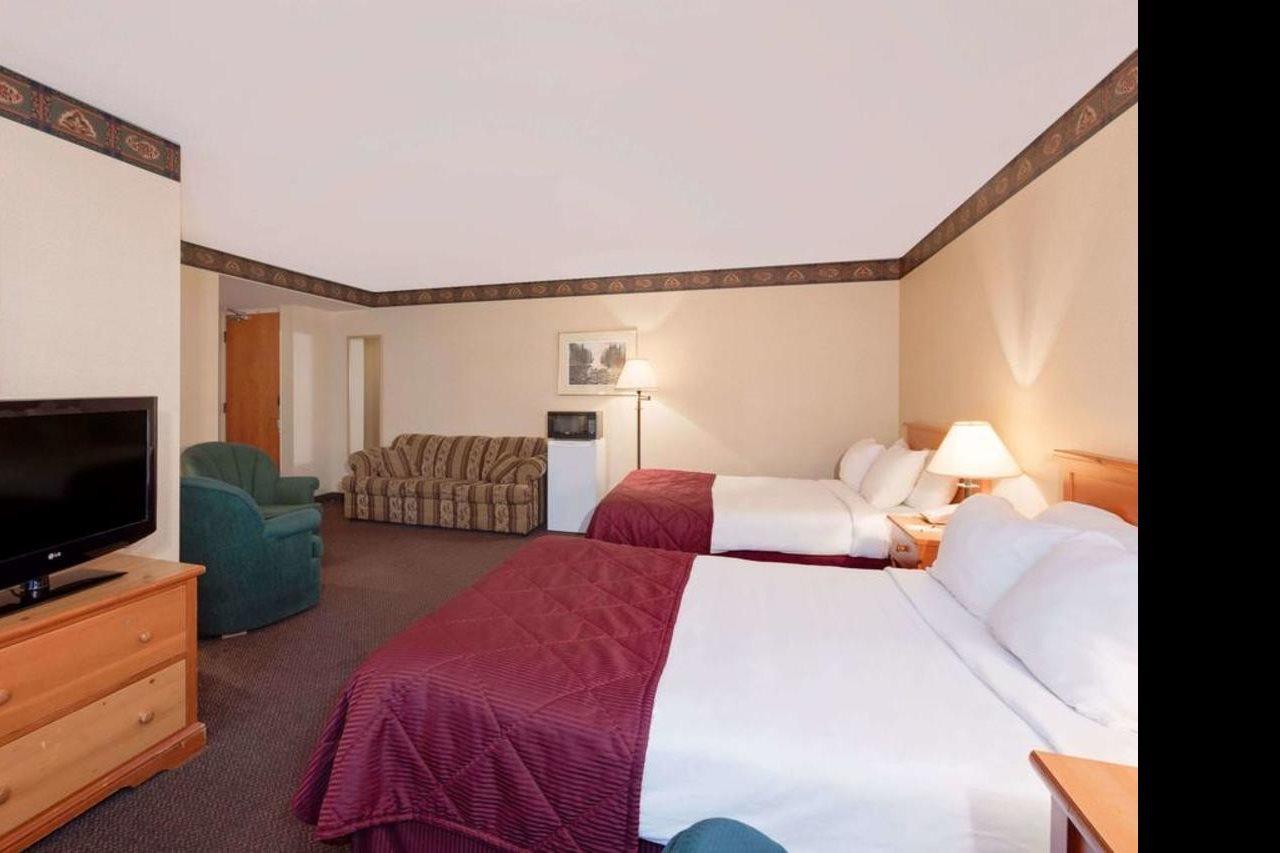Ramada By Wyndham Pinewood Park Resort North Bay Exteriér fotografie